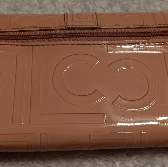 Liz Claiborne peach beautiful wallet - Picture 2 of 9